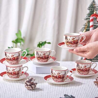 MBB Set di tazza da tè e piattino in ceramica, tazza da caffè espresso con piattino, stoviglie natalizie, regalo natalizio, tazza natalizia con design festivo accattivante, stoviglie versatili, stampe eleganti a tema natalizio, forma a U, regalo natalizio memorabile, lavabile in lavastoviglie e microonde, tazza in porcellana da 3 oz o 6 oz per tè, caffè, espresso - decorazioni natalizie con albero di Natale, agrifoglio e bacche rosse - collezione natalizia per regali