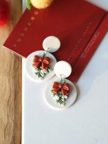 1 par de pendientes de arcilla polimérica de Navidad para mujeres, joyería hecha a mano para días festivos con diseños de hombre de jengibre, casa de nieve, lazo y flor, pendientes colgantes festivos, accesorios de declaración lindos para fiestas, idea de regalo para Navidad, joyería elegante de temporada en rojo y blanco