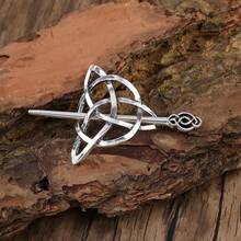 Un broche de nudo celta antiguo, bufanda de invierno unisex, chal y accesorio de moda para suéter, decoración artística para ropa y manualidades