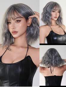 灰色短款波浪洛丽塔假发，带刘海，铂金色波波头，耐热合成假发，适合女性日常佩戴、派对、节日、假期、旅行、万圣节、圣诞节、新年、狂欢节、音乐节、角色扮演等场合。也是送给女孩、夏季毕业、假期、万圣节、圣诞节的绝佳礼物。 - 灰色 - 查看 3
