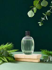 Un diffuseur d'arômes intelligent blanc, diffuseur d'huiles essentielles pour la maison au design minimaliste et moderne, avec 5 modes de fonctionnement et un éclairage ambiant romantique et coloré. Rechargeable par USB. Disponible avec un choix de sets d'huiles essentielles parfumées de 1 ou 3 bouteilles. Convient pour les chambres à coucher, les salons, les bureaux, les pièces pour animaux de compagnie et la désodorisation de la salle de bain. Également idéal comme décoration de fête, décoration d'intérieur ou cadeau de Noël.