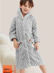 一件可爱儿童连帽浴袍，采用柔软珊瑚绒面料，保暖舒适，男女童皆宜，不掉毛，吸水性强，速干，可机洗，适用于浴室、卧室、酒店、游泳池等场所，也是节日礼物、生日礼物、浴巾、可穿戴毛巾、浴袍、浴室装饰、浴室配件和情人节礼物的理想之选。