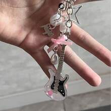 1 Piece [Cute Cat & Guitar] Handmade Beaded Electric Guitar Shaped Pendant, Multi-Functional Cute Keychain / Bag Charm / Album Charm / CCD Camera Charm. It Symbolizes The Cuteness Of Daily Matching, The Convenience Of Item Storage And The Vitality Of Personalized Expression.