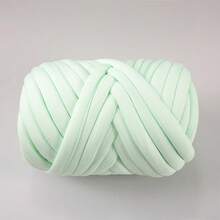 1 rotolo di filato grosso e spesso super voluminoso, grande 250g ± 20g, circa 2cm di larghezza, morbido e confortevole, perfetto per la lavorazione a mano, la filatura e le creazioni fai-da-te. Questo filato per tessuti lavorati a maglia è morbido e versatile, adatto per uncinetto e maglia di borse, cuscini, bambole, coperte, pantofole e vari progetti artigianali all'uncinetto.