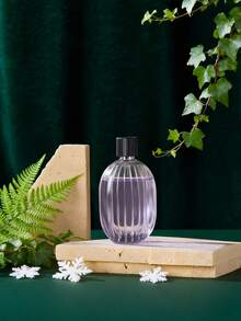 Un diffuseur d'arômes intelligent blanc, diffuseur d'huiles essentielles pour la maison au design minimaliste et moderne, avec 5 modes de fonctionnement et un éclairage ambiant romantique et coloré. Rechargeable par USB. Disponible avec un choix de sets d'huiles essentielles parfumées de 1 ou 3 bouteilles. Convient pour les chambres à coucher, les salons, les bureaux, les pièces pour animaux de compagnie et la désodorisation de la salle de bain. Également idéal comme décoration de fête, décoration d'intérieur ou cadeau de Noël.