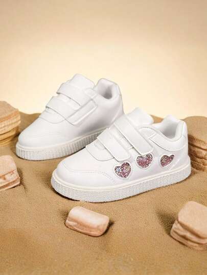 1 双儿童粉色心形装饰白色钩环设计平底时尚运动鞋，适合所有季节