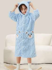 一件可爱儿童连帽浴袍，采用柔软珊瑚绒面料，保暖舒适，男女童皆宜，不掉毛，吸水性强，速干，可机洗，适用于浴室、卧室、酒店、游泳池等场所，也是节日礼物、生日礼物、浴巾、可穿戴毛巾、浴袍、浴室装饰、浴室配件和情人节礼物的理想之选。