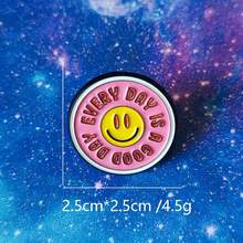 Broche de liga de zinco com distintivo de rosto sorridente em desenho animado rosa, broche redondo com letras em inglês para meninas, fecho antiderrapante, acessório versátil e presente para amigos