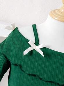 Kleine Mädchen Grünes Off-Shoulder Kleid, grünes Strickgewebe mit zarter weißer Blumen-Saum Dekoration und Schleifenakzent, vintage und verspielt, geeignet für Kinderfeste, Outdoor-Geburtstagsfeiern, Urlaub und Alltagstragen, Herbst/Winter