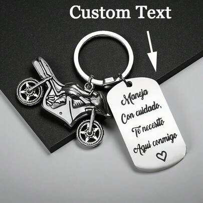Un llavero personalizado con lema de motocicleta, llavero de motocicleta de acero inoxidable con texto de nombre personalizado, diseño de motocicleta, regalo de cumpleaños/aniversario para novio, regalo familiar, accesorio para entusiastas de las motocicletas.