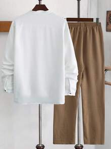 Conjunto casual masculino de outono/inverno, com cardigan de gola polo, camisa de manga comprida e calça reta e solta com cordão, em tecido similar ao linho, para uso casual. Conjunto de camisa casual masculina, blusa de manga comprida de cor sólida sem elasticidade, camisa de abotoamento simples com bolsos e punhos abotoados, calça com cordão e dois bolsos. Moderno e moderno, adequado para passeios, encontros, viagens e deslocamento diário para o escritório. 100% poliéster, lavável à mão ou na máquina.