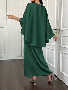 这款优雅的新年礼服，饰有迷人的斗篷式披肩和隐蔽的拉链细节，散发着精致优雅的气息。 - 深綠色 - 查看 2