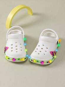 1 đôi dép xăng đan thoải mái và thời trang cho bé gái, trang trí hình bướm, có đèn LED, thoáng khí, chống trượt và bảo vệ ngón chân bền chắc, thích hợp cho mùa xuân/hè. - trắng - Xem 1