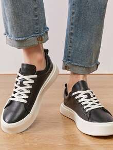 Baskets athlétiques minimalistes décontractées pour hommes avec bout rond et lacets, en couleurs contrastées