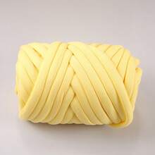 1 rotolo di filato grosso e spesso super voluminoso, grande 250g ± 20g, circa 2cm di larghezza, morbido e confortevole, perfetto per la lavorazione a mano, la filatura e le creazioni fai-da-te. Questo filato per tessuti lavorati a maglia è morbido e versatile, adatto per uncinetto e maglia di borse, cuscini, bambole, coperte, pantofole e vari progetti artigianali all'uncinetto.