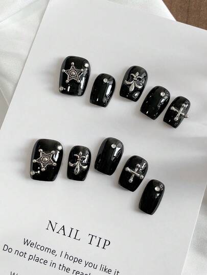 Uñas postizas de estilo oscuro y metálico, de corta longitud y forma cuadrada, con un toque punk europeo y americano, ideales para usar en fiestas y reuniones