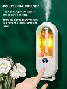 Un diffuseur d'arômes intelligent blanc, diffuseur d'huiles essentielles pour la maison au design minimaliste et moderne, avec 5 modes de fonctionnement et un éclairage ambiant romantique et coloré. Rechargeable par USB. Disponible avec un choix de sets d'huiles essentielles parfumées de 1 ou 3 bouteilles. Convient pour les chambres à coucher, les salons, les bureaux, les pièces pour animaux de compagnie et la désodorisation de la salle de bain. Également idéal comme décoration de fête, décoration d'intérieur ou cadeau de Noël.