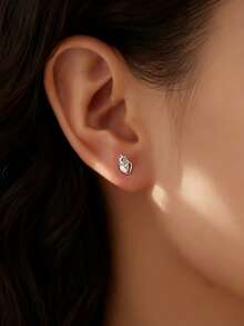 1 对 925 纯银防过敏心形耳钉，可爱可爱的设计，镶嵌闪亮的方晶锆石，螺旋耳背，佩戴牢固，附赠礼品盒，适合日常佩戴或节日佩戴，是送给女孩、朋友、返校、圣诞节的绝佳礼物 - 均碼 - 查看 4