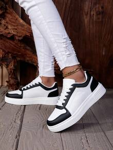 Damen Flache Sneaker, weiße runde Zehen Schnürung Niedrig-Top Lässig Weiche Sohle Leichtgewicht Schuhe, geeignet für alle Jahreszeiten