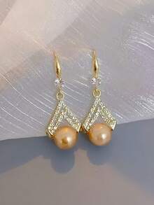 A Champagne Pearl Earring With A Minimalist And Niche Design, A New High-End Earring
