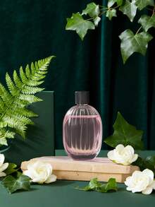 Un diffuseur d'arômes intelligent blanc, diffuseur d'huiles essentielles pour la maison au design minimaliste et moderne, avec 5 modes de fonctionnement et un éclairage ambiant romantique et coloré. Rechargeable par USB. Disponible avec un choix de sets d'huiles essentielles parfumées de 1 ou 3 bouteilles. Convient pour les chambres à coucher, les salons, les bureaux, les pièces pour animaux de compagnie et la désodorisation de la salle de bain. Également idéal comme décoration de fête, décoration d'intérieur ou cadeau de Noël.