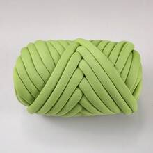 1 rotolo di filato grosso e spesso super voluminoso, grande 250g ± 20g, circa 2cm di larghezza, morbido e confortevole, perfetto per la lavorazione a mano, la filatura e le creazioni fai-da-te. Questo filato per tessuti lavorati a maglia è morbido e versatile, adatto per uncinetto e maglia di borse, cuscini, bambole, coperte, pantofole e vari progetti artigianali all'uncinetto.