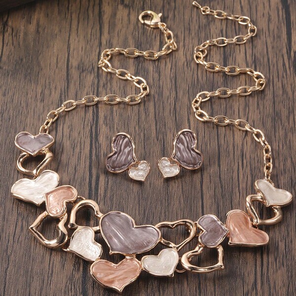 طقم مجوهرات مصمم من سبيكة الزنك مطلية بالذهب بتصميم قلب مفرغ وتصميم رقعي، مناسب للنساء لارتداء في المناسبات والأعياد