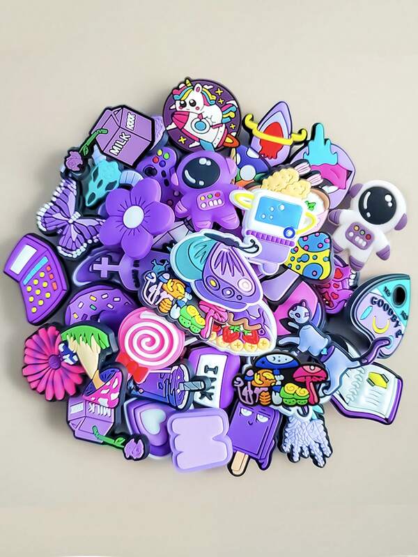 40 PEÇAS Coleção Mista Roxa. Sapatos com esquema de cores roxas, com vários designs como flores, unicórnios, astronautas, etc. As cores são ricas e podem ser usadas para decorar sandálias, sapatos de jardim, presentes de festa DIY, etc. É muito adequado para o Halloween ou eventos temáticos, acessórios de Halloween, aniversários, Natal, Dia dos Namorados.