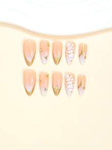 Eleva tu estilo con 24 uñas postizas de forma de almendra larga, de gel, de lujo con detalles en dorado, incluye 1 hoja de adhesivos y 1 lima de uñas. Envío aleatorio de patrones de degradado de marfil, líneas asimétricas doradas y concha de tortuga.