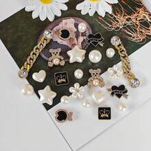 24 pingentes decorativos para sapatos DIY - ursos brilhantes, corações, estrelas, peixes, pérolas artificiais, correntes de strass. Material leve não metálico, moda Y2K, versátil e fofo, unissex. Adequado para sapatos de praia de EVA, sandálias, decoração de sapatos removíveis e presentes de Natal.