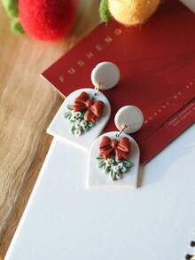 1 par de pendientes de arcilla polimérica de Navidad para mujeres, joyería hecha a mano para días festivos con diseños de hombre de jengibre, casa de nieve, lazo y flor, pendientes colgantes festivos, accesorios de declaración lindos para fiestas, idea de regalo para Navidad, joyería elegante de temporada en rojo y blanco