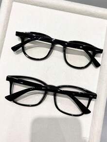 一副透明灰色塑料几何窄框基础款透明镜片眼镜，便携简约，适合阅读、上学、户外活动、办公、看电视等场合，也可作为装饰品佩戴。