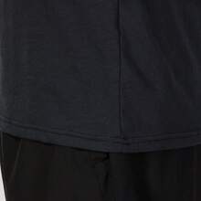 Under Armour 男士 UA 左胸锁扣 T 恤，健身房运动服，户外运动经典宽松短袖训练 T 恤 - 黑色 - 查看 9