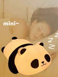 1 قطعة مصباح ليلي بشكل باندا صغير، يعمل بالبطارية، مصدر إضاءة ناعم، مصباح سرير للأطفال، مصباح غرفة LED، باندا لطيف مصباح ليلي، ديكور غرفة الأطفال والرضع، يستخدم لديكور الغرف الممتعة والنوم المريح، مناسب للاستخدام في غرف النوم والمعيشة والمكاتب الداخلية - ضوء أبيض دافئ - مشاهدة 1