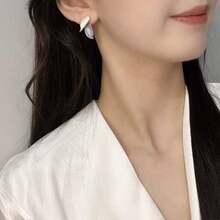 The 2025 New Moon Whistle Leaf Earrings Are Inspired By The Forms Of Natural Leaves And Feature A Unique "Moon Whistle" Element, Cleverly Blending Niche Aesthetics With Everyday Wear. The Earrings Feature A Carefully Selected, High-Quality Metal Base With A Soft Luster, Creating A Discreet, High-End Feel That Transcends The Need For Embellishment.