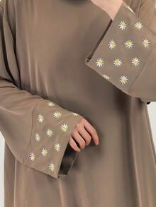 1 件新款时尚奢华菊花刺绣袖设计穆斯林女式长袍，适合女性日常穿着，经典百搭穆斯林吉尔巴布长袍 - 彩色 - 查看 39