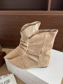 女士时尚靴子，棕色西部牛仔靴，做旧风格休闲靴，休闲靴，秋季，2025 秋冬新款女鞋，尖头内增高皱褶中筒靴，黑色靴子