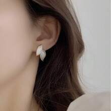 The 2025 New Moon Whistle Leaf Earrings Are Inspired By The Forms Of Natural Leaves And Feature A Unique "Moon Whistle" Element, Cleverly Blending Niche Aesthetics With Everyday Wear. The Earrings Feature A Carefully Selected, High-Quality Metal Base With A Soft Luster, Creating A Discreet, High-End Feel That Transcends The Need For Embellishment.