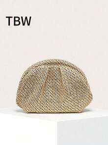 女士手拿小型编织手提包，用于日常外出。