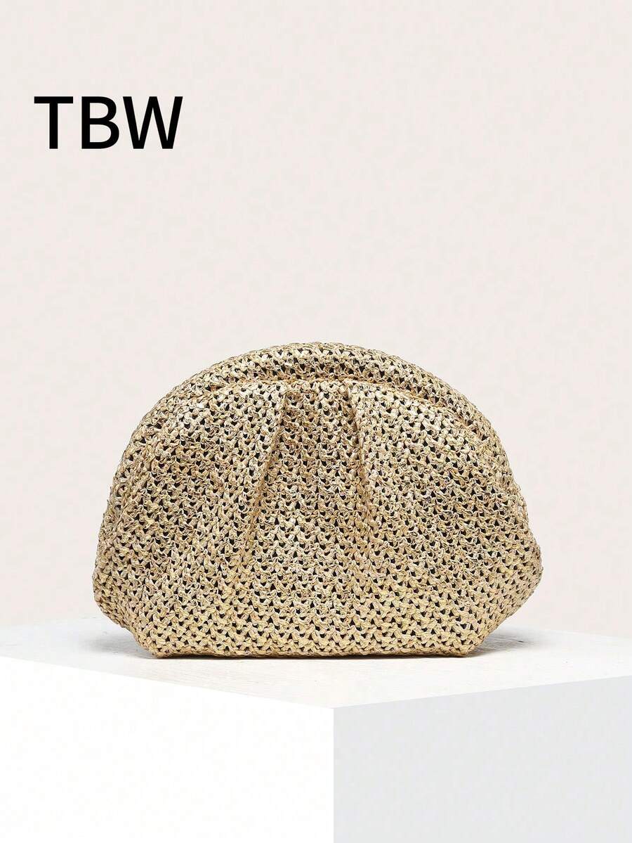 女士手拿小型编织手提包，用于日常外出。