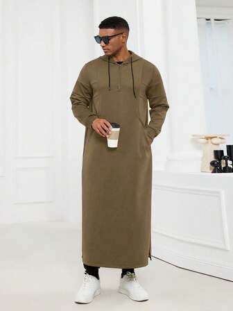 Kamisweat 穆斯林男士连帽黑色长袍，适合礼拜、度假、日常休闲、轻运动穿着。舒适的面料设计，简洁时尚的前胸拉链设计，两侧斜插口袋更加灵活，下摆两侧开衩设计，不易绊倒。多种颜色可选，蓝色、深绿色、橄榄绿、红色、卡其色、白色、灰色、棕色、紫色、红色，总有一款适合您。