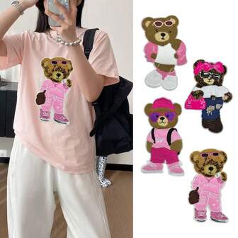 1个粉色卡通熊刺绣布贴，大号，甜美独特的设计，是服装DIY修补的理想选择，可缝在衣服、包包和配饰上，时尚的装饰和修补配件，适合女孩使用。