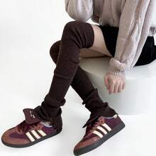 Cubiertas de pierna versátiles y de moda para otoño e invierno, con rodilleras cálidas y diseño de botón alto en la pierna. Calcetines largos de color blanco leche apilados sobre las rodillas - Camello de arroz - Ver 10