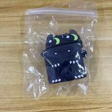 How to Train Your Dragon Tandlöst öronsnäcksfodral, öronsnäcksfodral, sött 3D-skyddsfodral kompatibelt med Apple Earbuds 1/2/Pro 3:e generationen - söt svartvit tecknad design med livfulla ögon, exakta knapputskärningar, reptåligt fodral, mjukt grepp och halkfri (officiell kompatibilitet), enhetsskydd, öronsnäcksfodral, roligt tillbehör, tätt passform, slitstarkt material, trådlöst öronsnäcksfodral, perfekt för elektronikentusiaster, tekniktillbehör