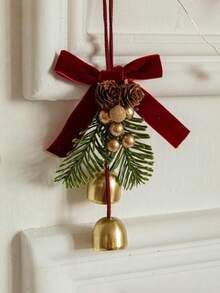 Ornement de cloche de Noël en forme de nœud, associé à des détails de pommes de pin et de branches vertes pour ajouter des touches naturelles. Le son de la clochette est mélodieux. Convient pour être accroché sur l'arbre de Noël, la porte, le mur, les rideaux, la cheminée. Peut également être utilisé comme charm pour voiture, décoration de bureau. Idéal pour la décoration de la maison, du magasin, du café, du restaurant afin de créer une atmosphère chaleureuse et romantique des fêtes, en ajoutant de la profondeur et un sentiment cérémonial à la décoration de Noël.