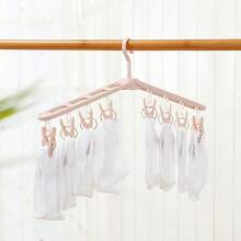 便携式折叠晾衣架，防风设计，配有8个夹子，可晾晒袜子、裤子、衬衫；360°旋转塑料衣架，烤漆表面处理，节省空间，是旅行和居家衣橱收纳的理想之选。经久耐用，易于安装，小巧的晾衣架可快速晾干衣物，用途广泛，适合居家或旅行使用。是宿舍、公寓、小户型以及繁忙家庭寻求整洁洗衣收纳的理想之选。 - 彩色 - 查看 7