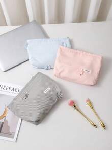 1 PC Solid Color Plaid Four-Leaf Clover Portable Travel All-Match Back To School In Bulk Make Up Bag,Fashionable And Casual Large Capacity Portable Zipper Makeup Bags,Travel Storage Stationery Storage,Vacation Essentials Cosmetic Bags For Headphones,Charger,Lipsticks,Cosmetics,Perfume,Skin Care And Beauty Products,Home Decor,For Mom,Nurses,Students,School Girls,Keys,Holiday Gifts,Makeup Pouch,Cosmetic Bag,Travel Essential,Large Capacity,Large Makeup Bag,Christmas Gifts,Pouch,Travel,Gifts For Women,Women's Necessaire,Travel Essential,Pouch,Clutch / Small Handbag,Necessaire,Makeup Organizer,Makeup Organize,Pouch,Brush Holder,Mini Pouch,Large Capacity Pouch