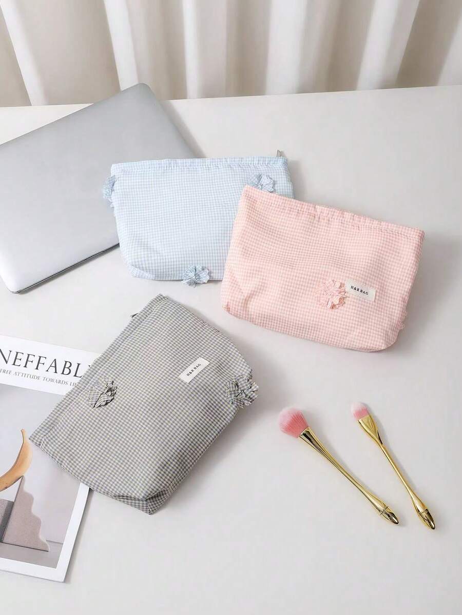 1 PC Solid Color Plaid Four-Leaf Clover Portable Travel All-Match Back To School In Bulk Make Up Bag,Fashionable And Casual Large Capacity Portable Zipper Makeup Bags,Travel Storage Stationery Storage,Vacation Essentials Cosmetic Bags For Headphones,Charger,Lipsticks,Cosmetics,Perfume,Skin Care And Beauty Products,Home Decor,For Mom,Nurses,Students,School Girls,Keys,Holiday Gifts,Makeup Pouch,Cosmetic Bag,Travel Essential,Large Capacity,Large Makeup Bag,Christmas Gifts,Pouch,Travel,Gifts For Women,Women's Necessaire,Travel Essential,Pouch,Clutch / Small Handbag,Necessaire,Makeup Organizer,Makeup Organize,Pouch,Brush Holder,Mini Pouch,Large Capacity Pouch