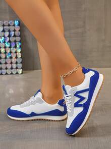Tênis Patchwork Azul E Branco Da Moda 2025, Confeccionados Em Lona E De Alta Qualidade, Macios, Confortáveis E Respiráveis. O Design Clássico Em Blocos De Cores Azul E Branco É Versátil. Design Simples E Elegante, Confortável E Durável, Adequado Para Uso Diário, Esportes, Lazer, Compras E Diversas Ocasiões. O Solado Antiderrapante E Resistente Ao Desgaste Proporciona Segurança Extra. O Design Elegante E Apropriado É Adequado Para Todas As Ocasiões.