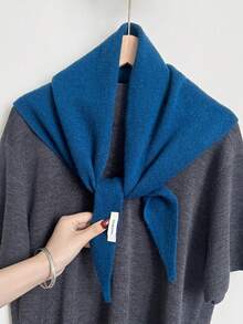 1条纯羊毛三角围巾，用途广泛，保暖性极佳，适合冬季佩戴，可作头饰或时尚多功能礼品。